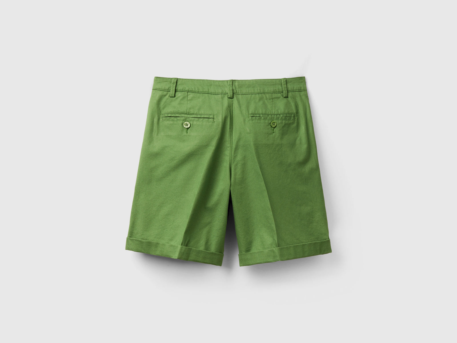 Bermuda in cotone elasticizzato da donna verde militare 2 | Benetton Outlet