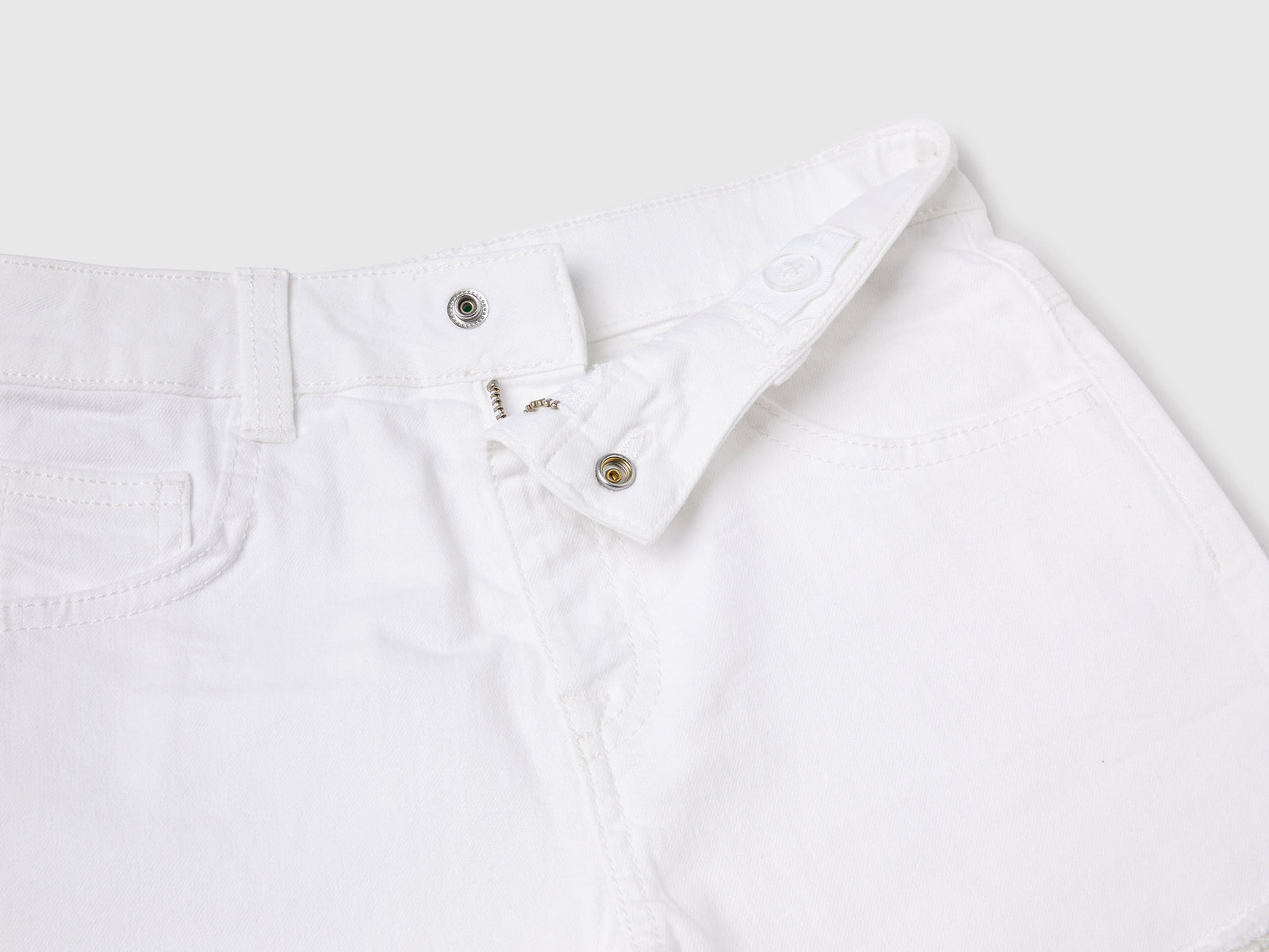Pantaloni corti cinque tasche in misto cotone elasticizzato da bambina bianco 3 | Benetton Outlet
