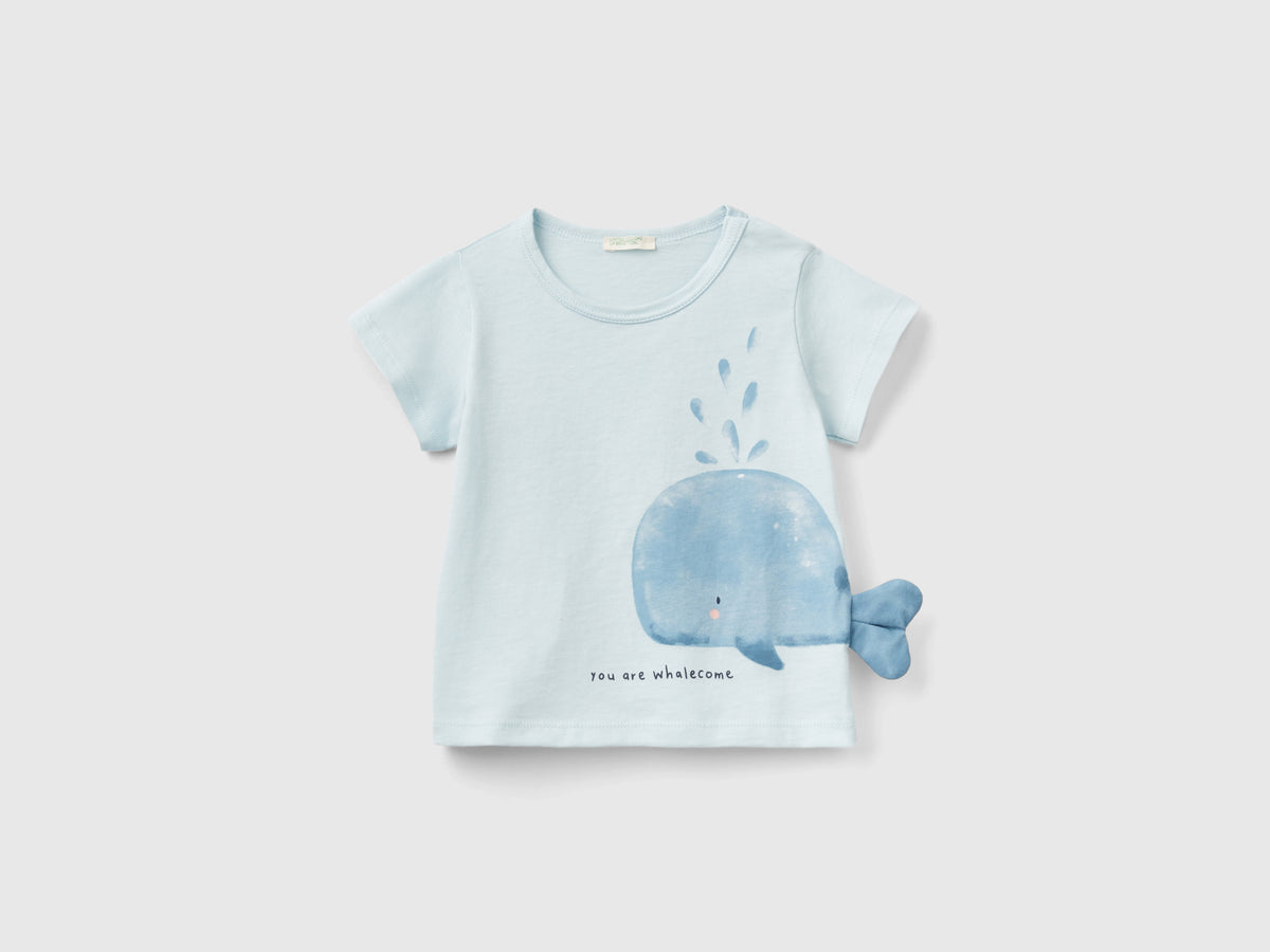 T-shirt con stampa e patch
