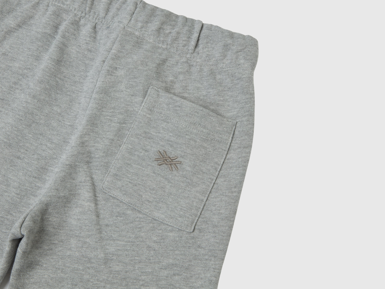 Joggers in felpa con banda rigata da bambino grigio chiaro 2 | Benetton Outlet