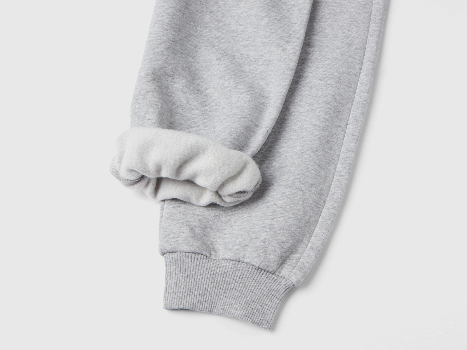 Pantaloni in calda felpa con stampa da bambino grigio chiaro 3 | Benetton Outlet