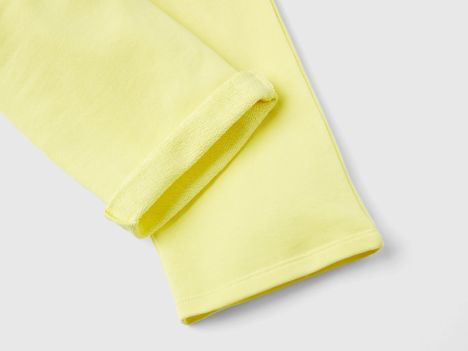 Pantaloni in felpa cropped da bimba giallo 2 | Benetton Outlet