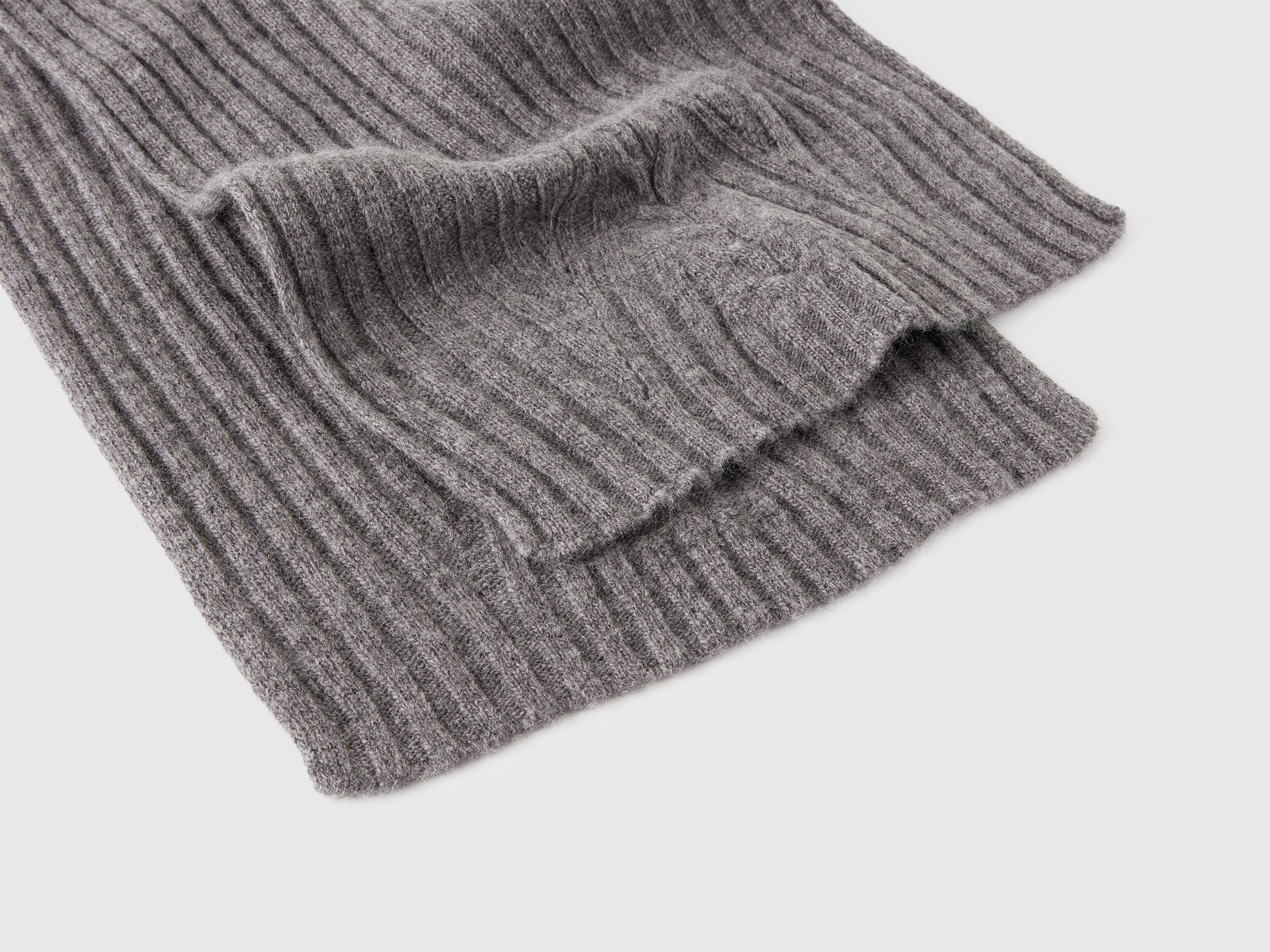 Sciarpa con lavorazione treccia da donna grigio scuro 2 | Benetton Outlet