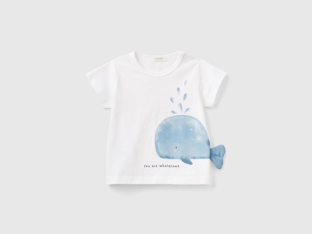 T-shirt con stampa e patch