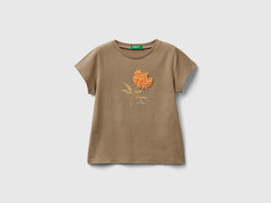 T-shirt con applicazione effetto petali