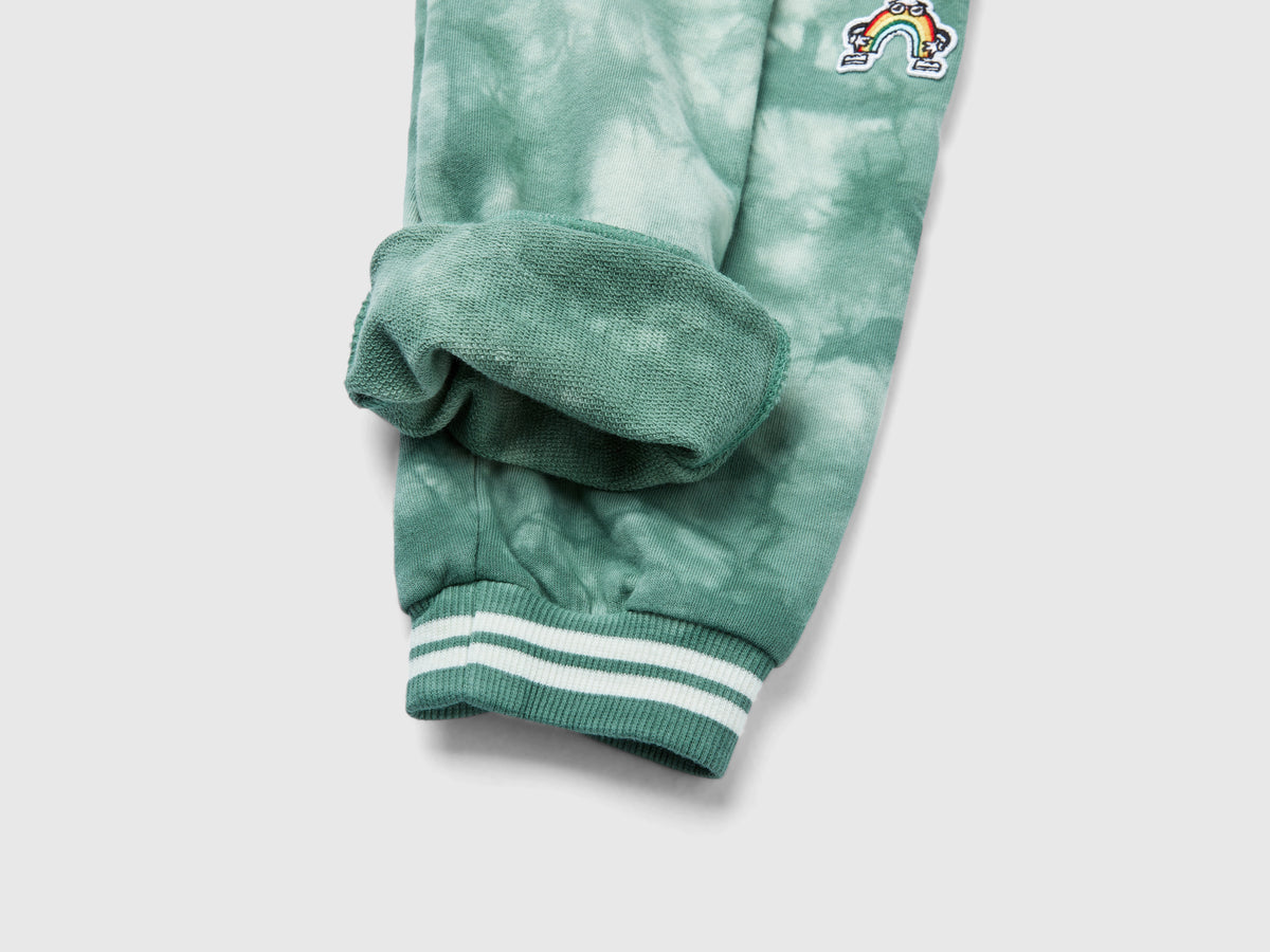 Pantaloni tye-dye in felpa