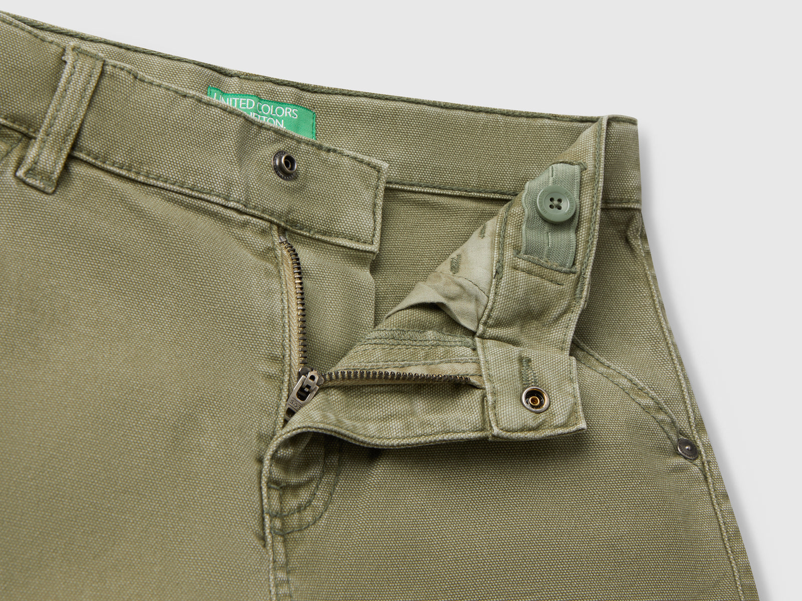 Jeans cargo al ginocchio da bambino verde oliva 3 | Benetton Outlet