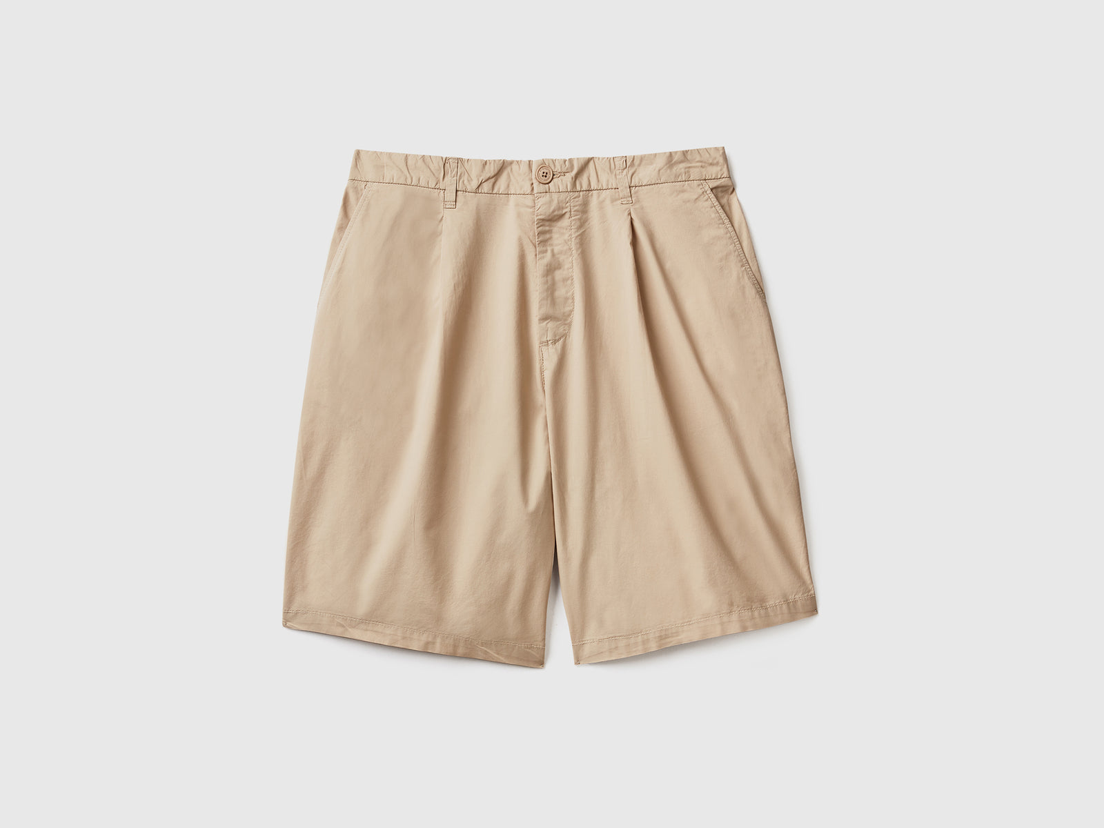 Bermuda modello chino in cotone elasticizzato con pinces sul davanti da uomo beige | Benetton Outlet