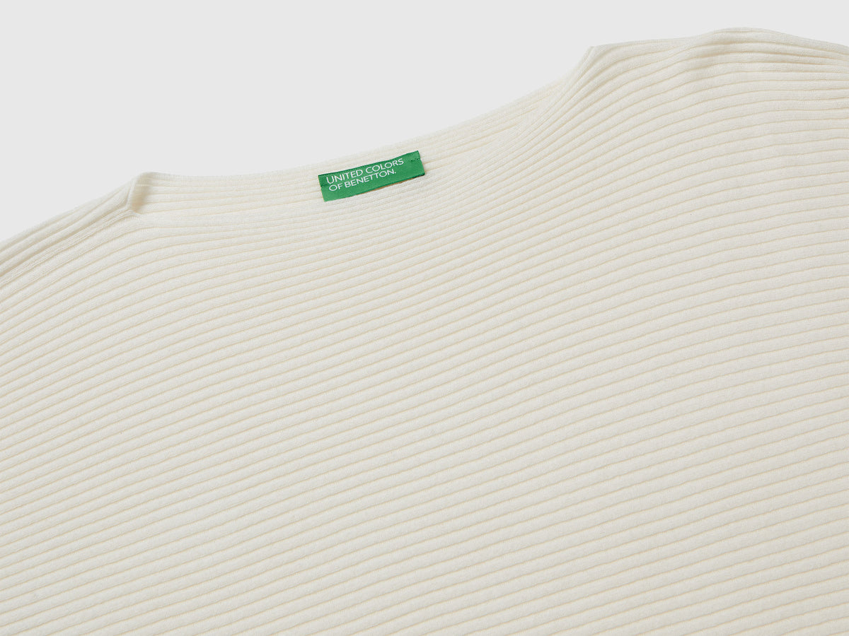 Maglia con scollo a barchetta