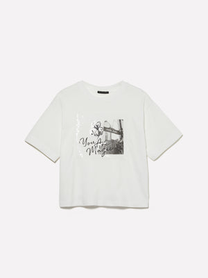T-shirt con stampa e paillettes