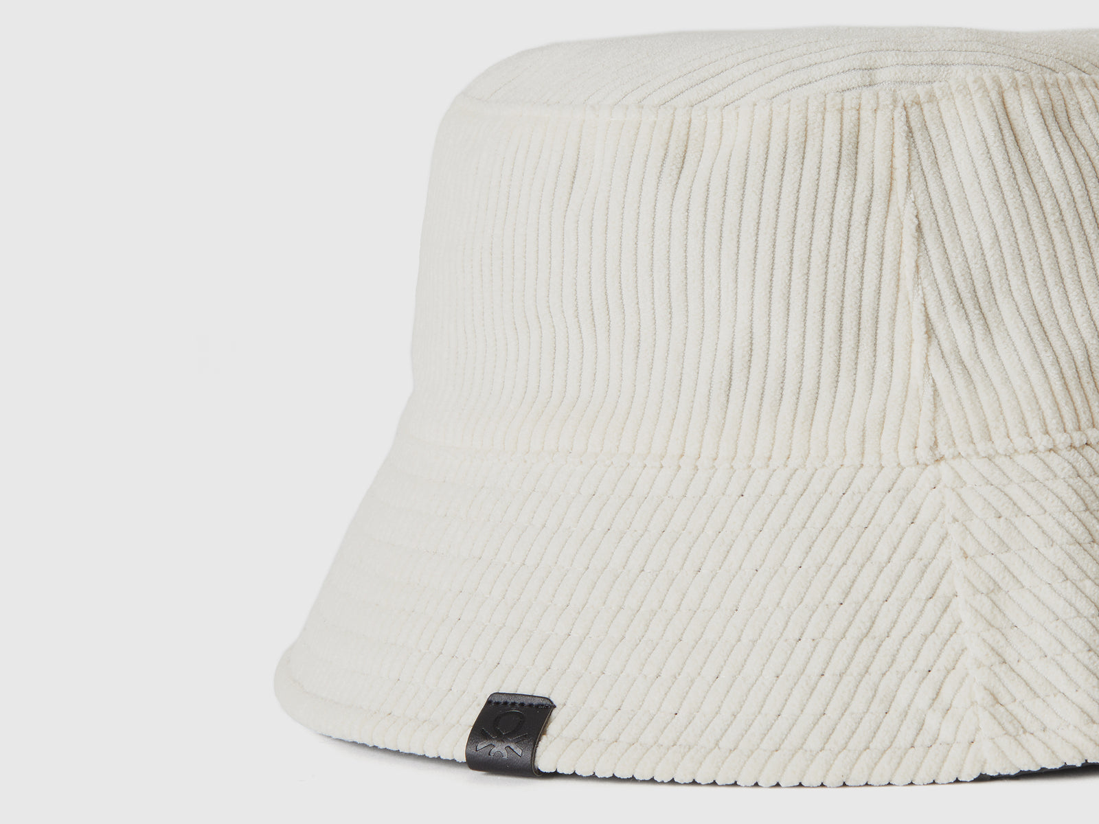 Cappello reversibile stile pescatore da donna bianco panna 3 | Benetton Outlet