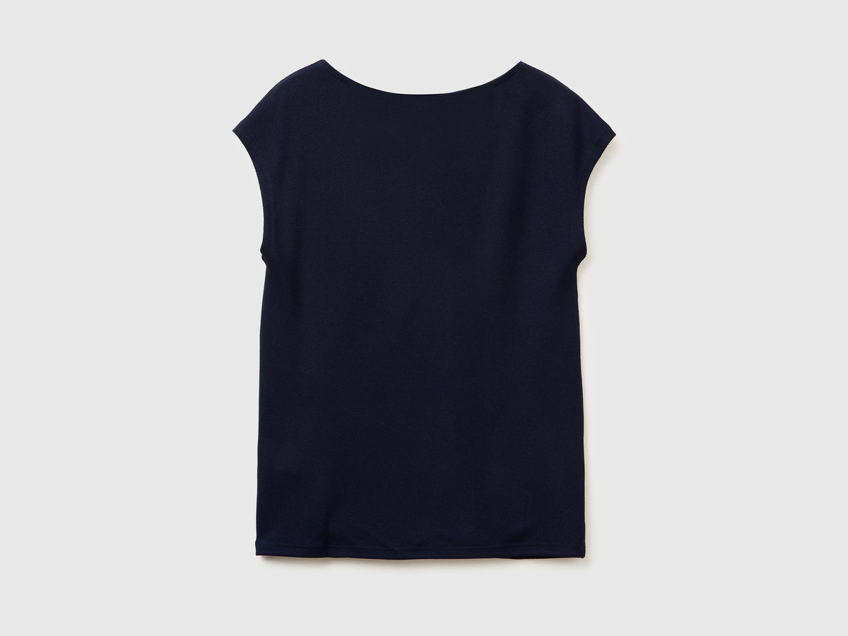 T-shirt smanicata in crêpe