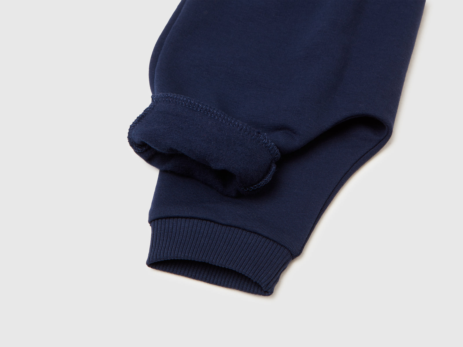 Pantaloni in calda felpa con taschino da neonato blu scuro 3 | Benetton Outlet