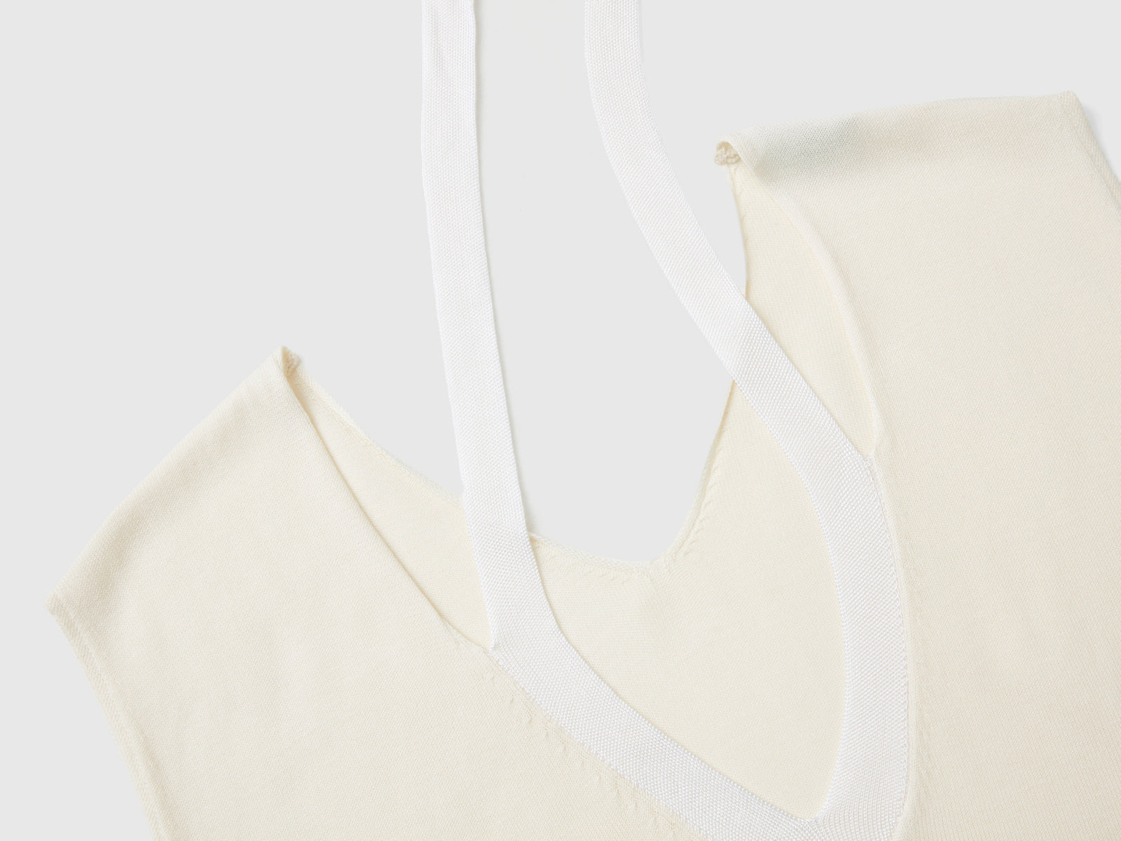 Maglia fluida con scollo a V e lacetti da donna bianco panna 3 | Benetton Outlet