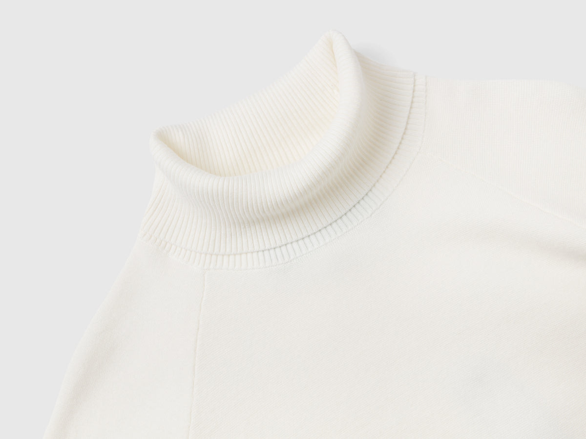 Abito in maglia con collo alto