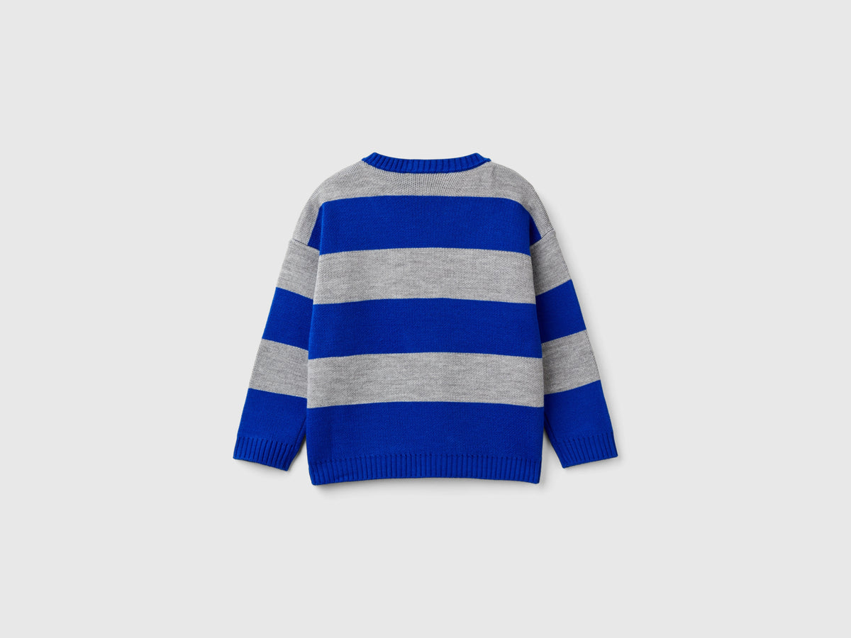 Maglia a righe con grafica skateboard