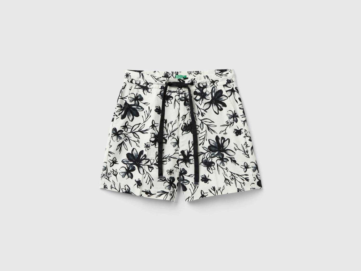 Bermuda fantasia in viscosa da donna bianco panna | Benetton Outlet