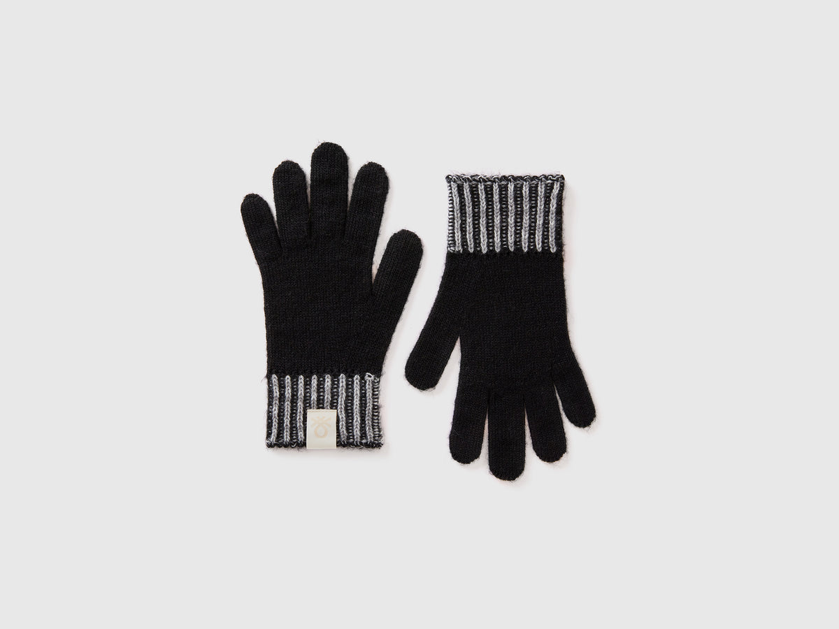 Knitted gloves