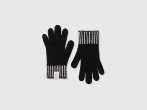 Knitted gloves