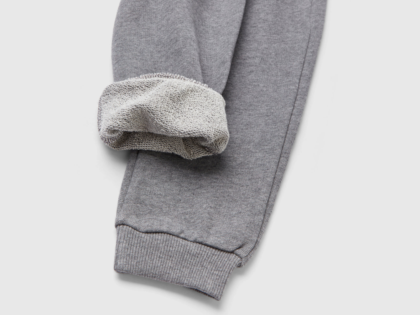 Pantaloni in felpa con logo da bambina grigio scuro 2 | Benetton Outlet