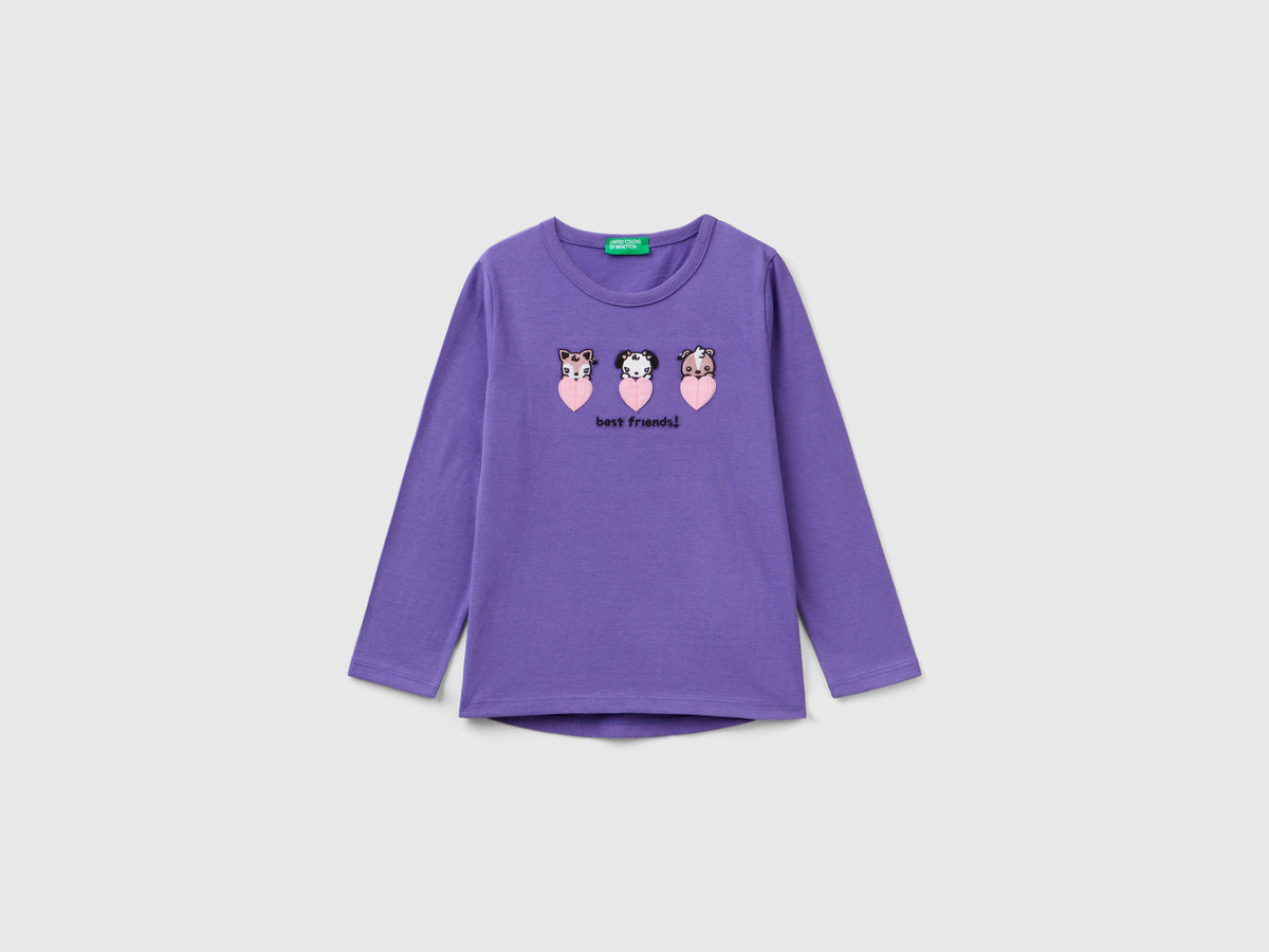 T-shirt con ricami e applicazioni