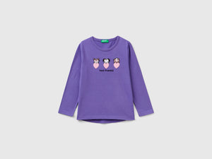 T-shirt con ricami e applicazioni
