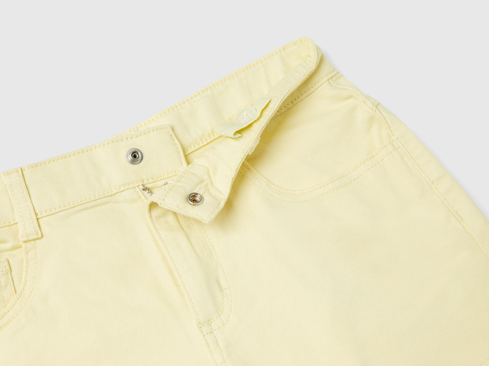 Shorts sfrangiati in cotone stretch da bambina giallo 3 | Benetton Outlet