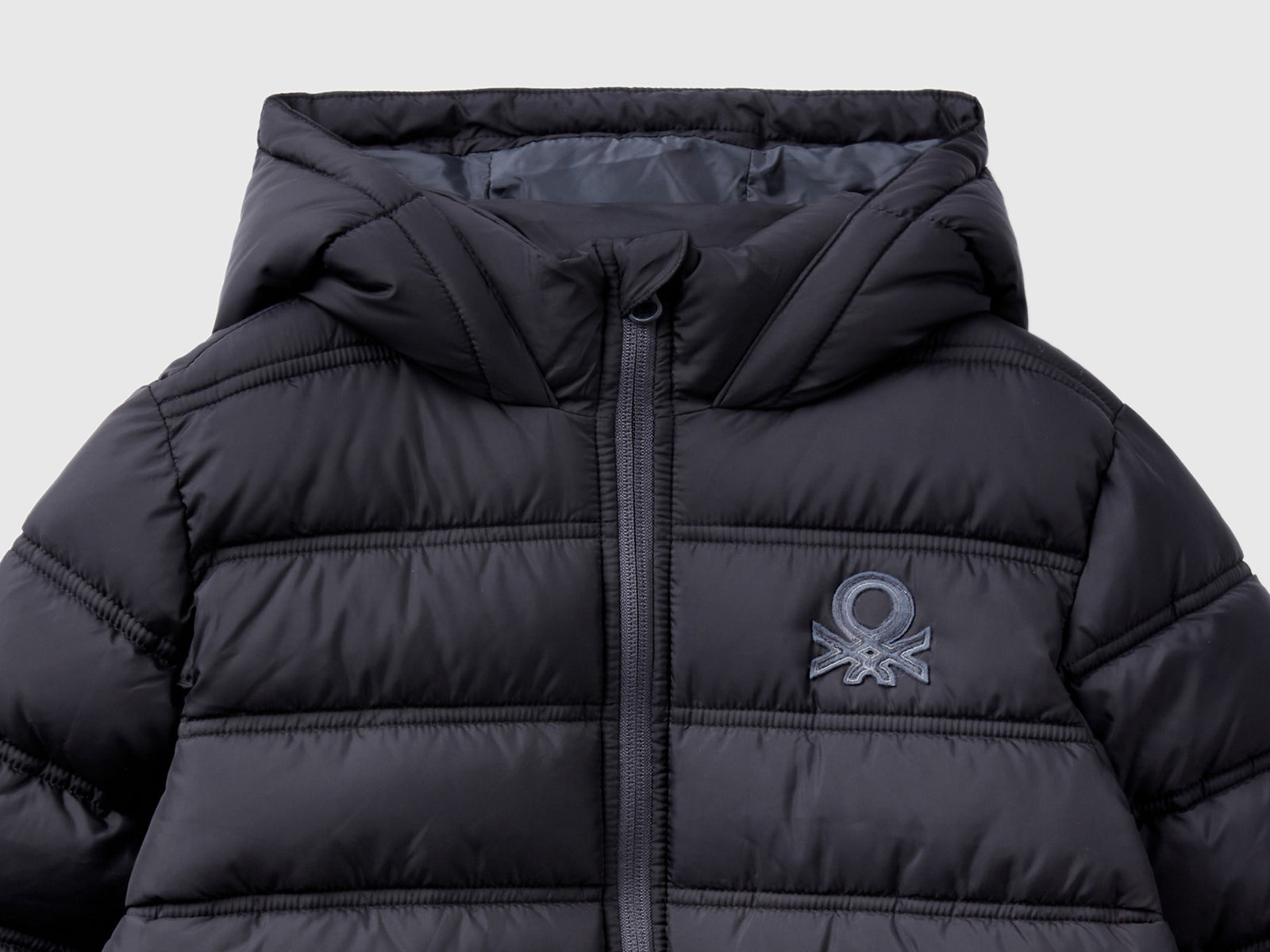 Giubbotto imbottito con cappuccio e logo da bambino nero 3 | Benetton Outlet