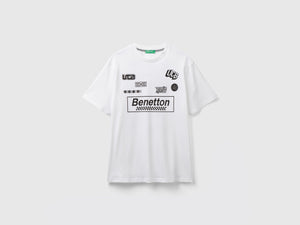 Maglietta con stampe loghi