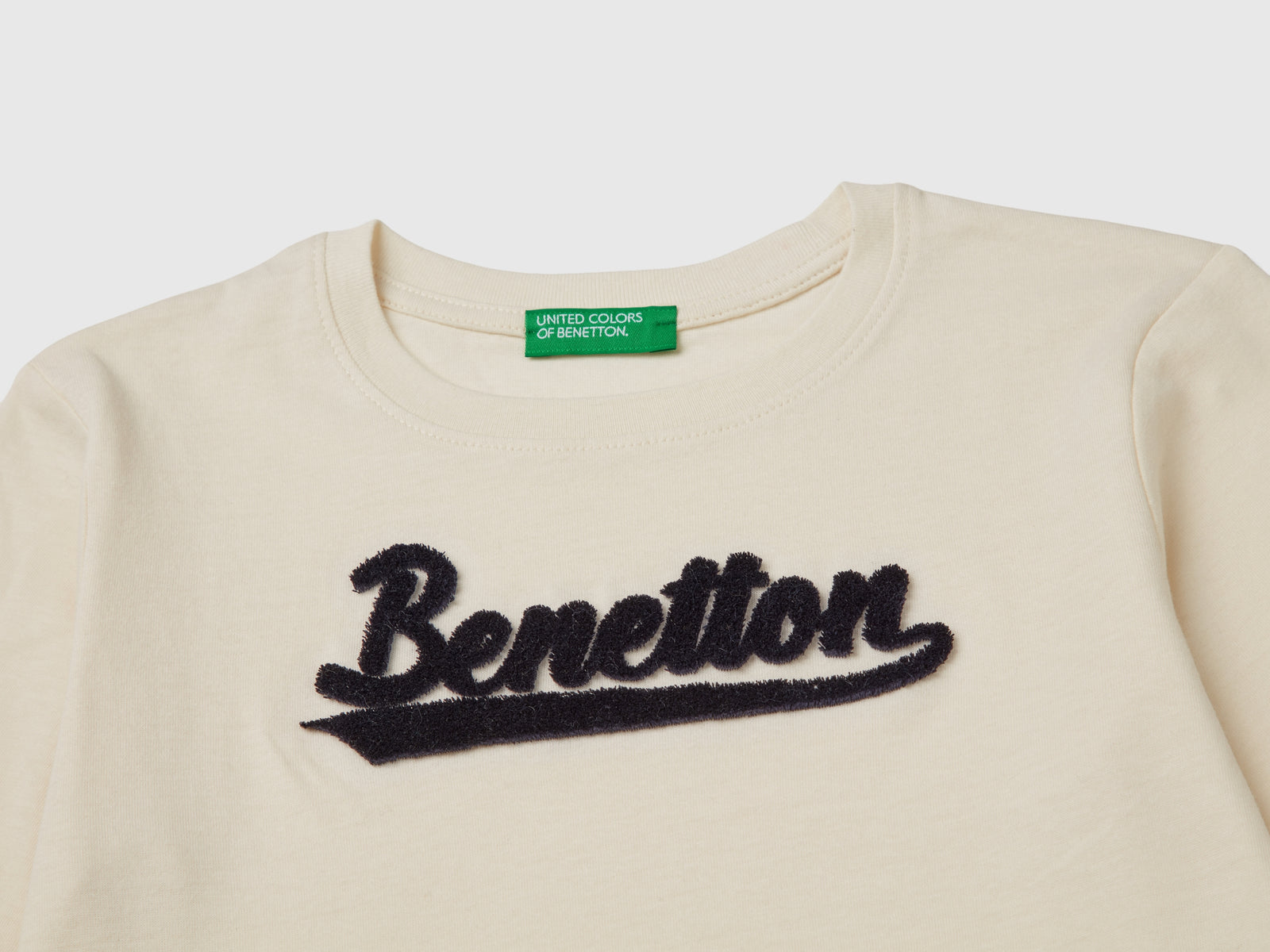 T-shirt con ricamo logo in cotone bio da bimbo bianco panna 3 | Benetton Outlet