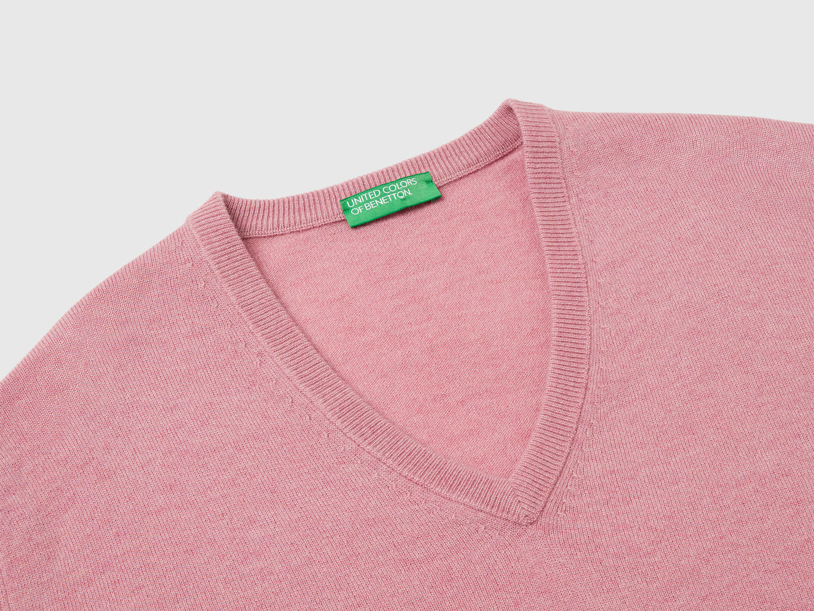Maglia scollo a V rosa mélange in pura lana Merino da uomo rosa pastello 3 | Benetton Outlet