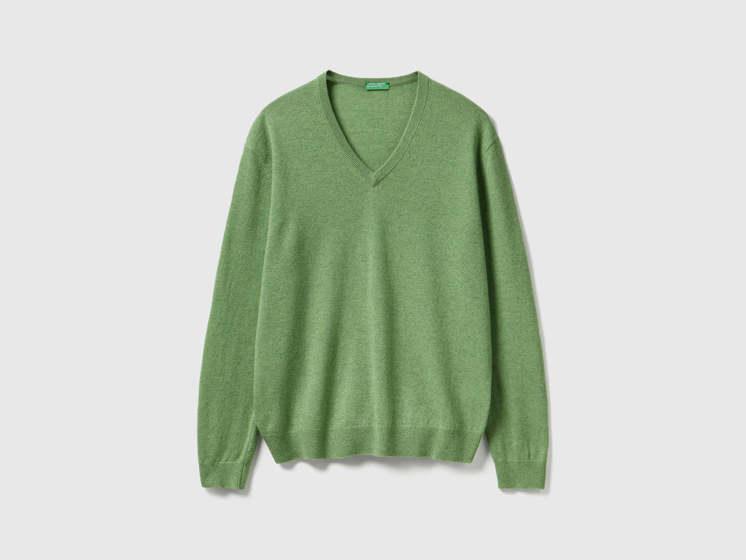 Maglia scollo a V mélange in pura lana Merino da uomo verde chiaro | Benetton Outlet