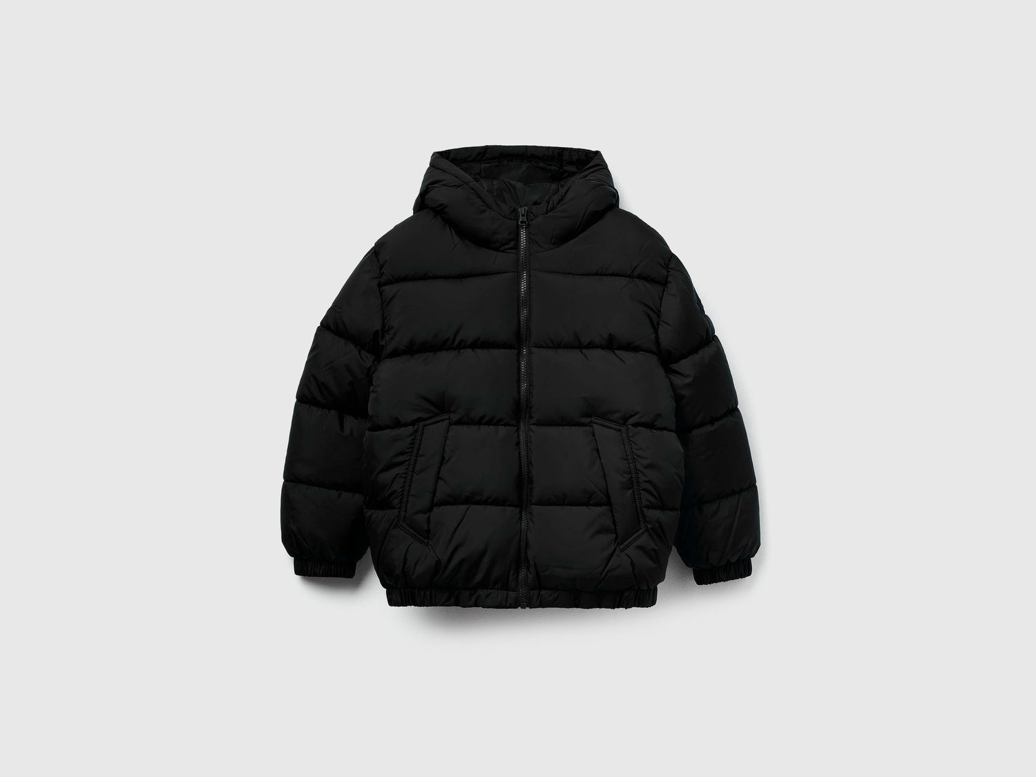 Giubbotto imbottito con cappuccio da bambino nero | Benetton Outlet