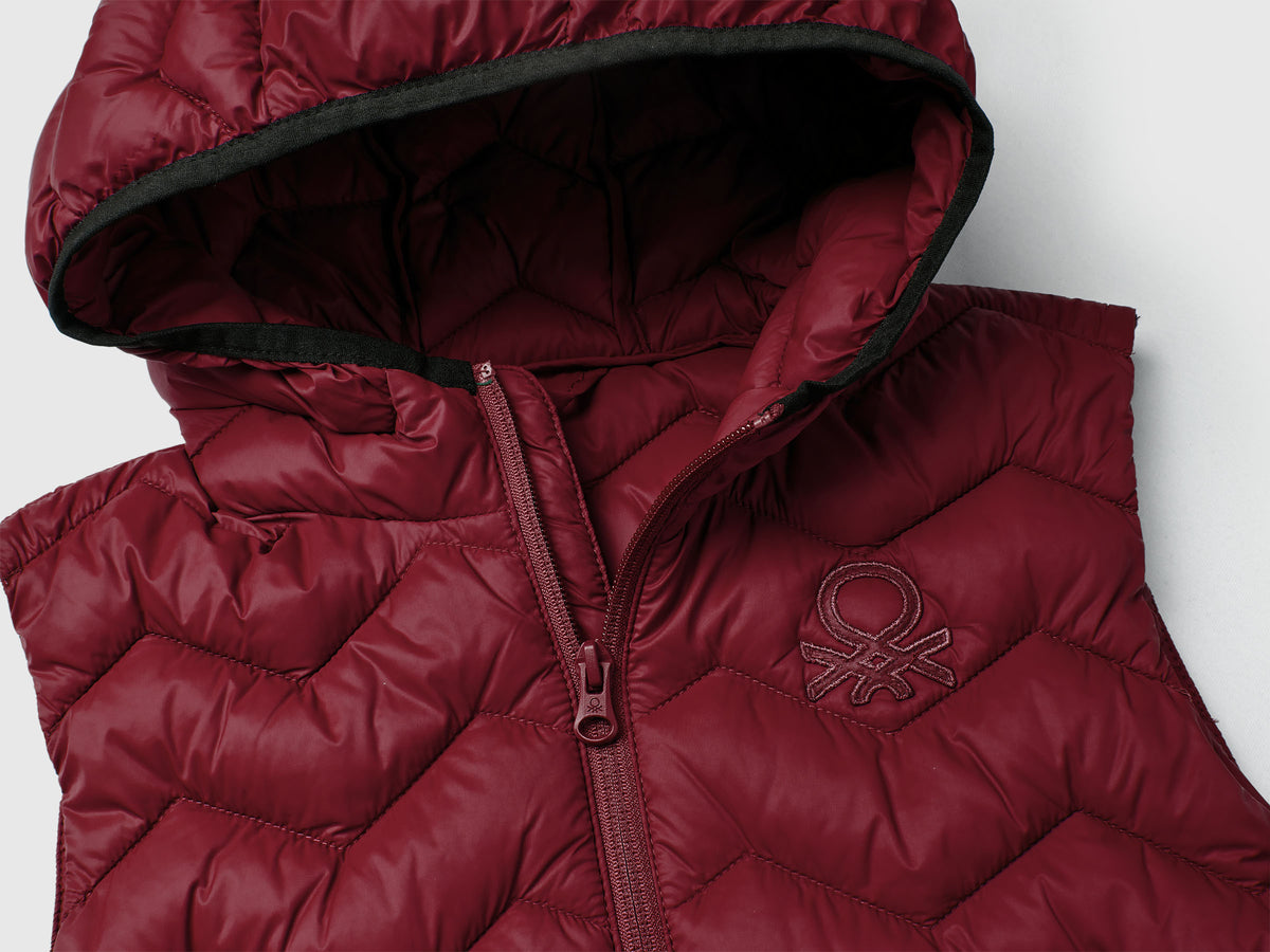 Gilet imbottito con cappuccio
