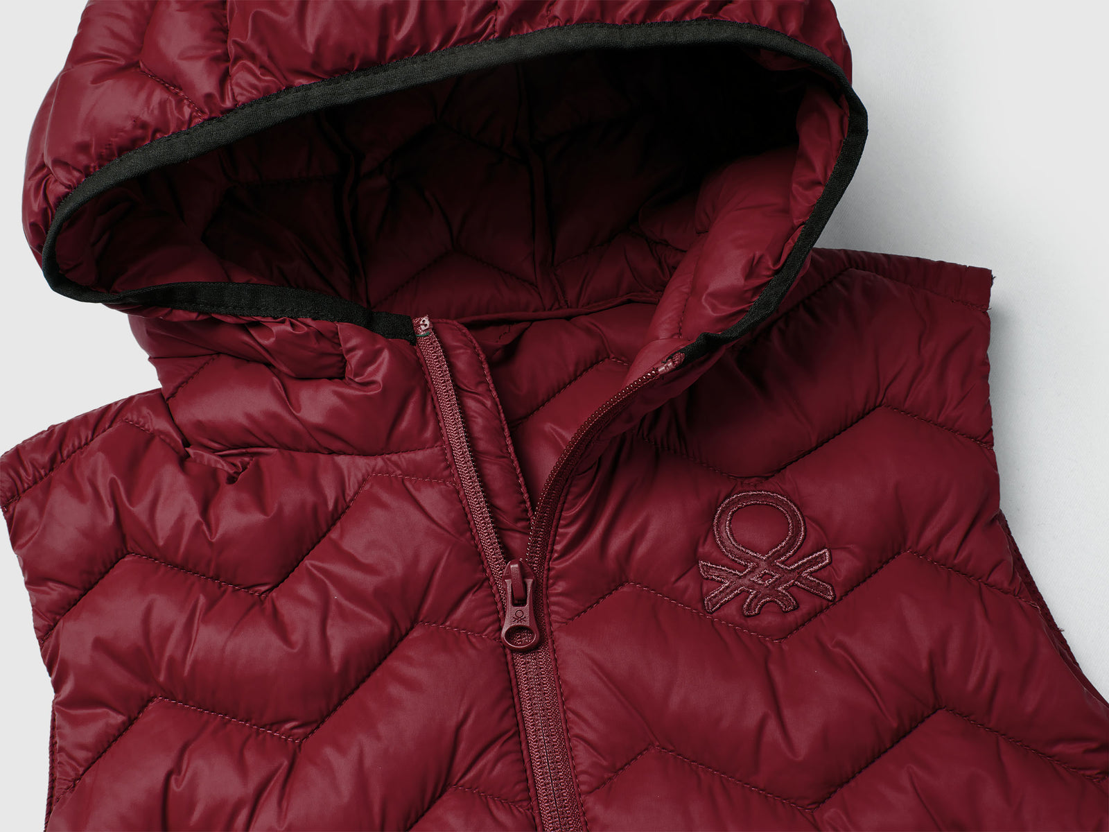 Gilet imbottito con cappuccio da bambino bordeaux 3 | Benetton Outlet