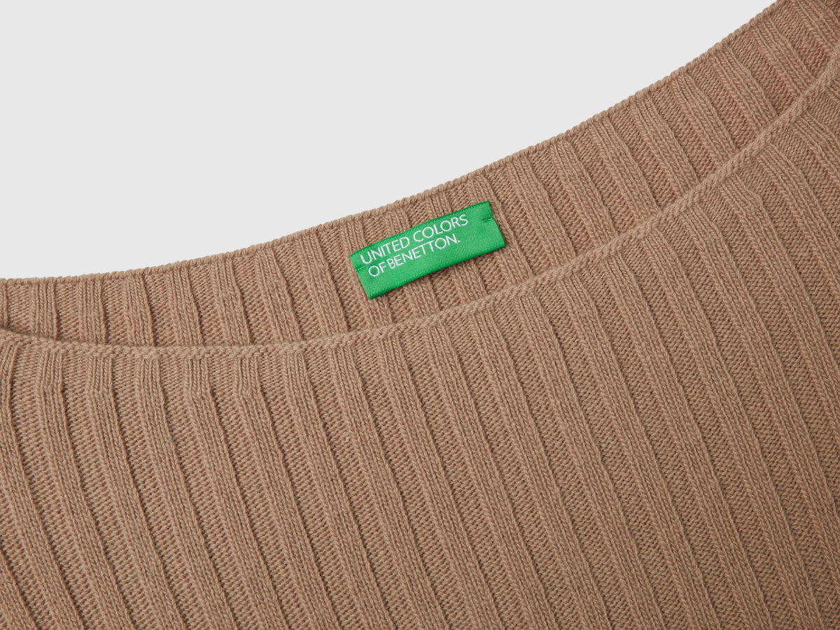 Abito in maglia con scollo a barchetta