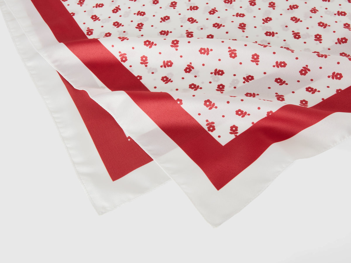 Foulard e bianco con stampa floreale