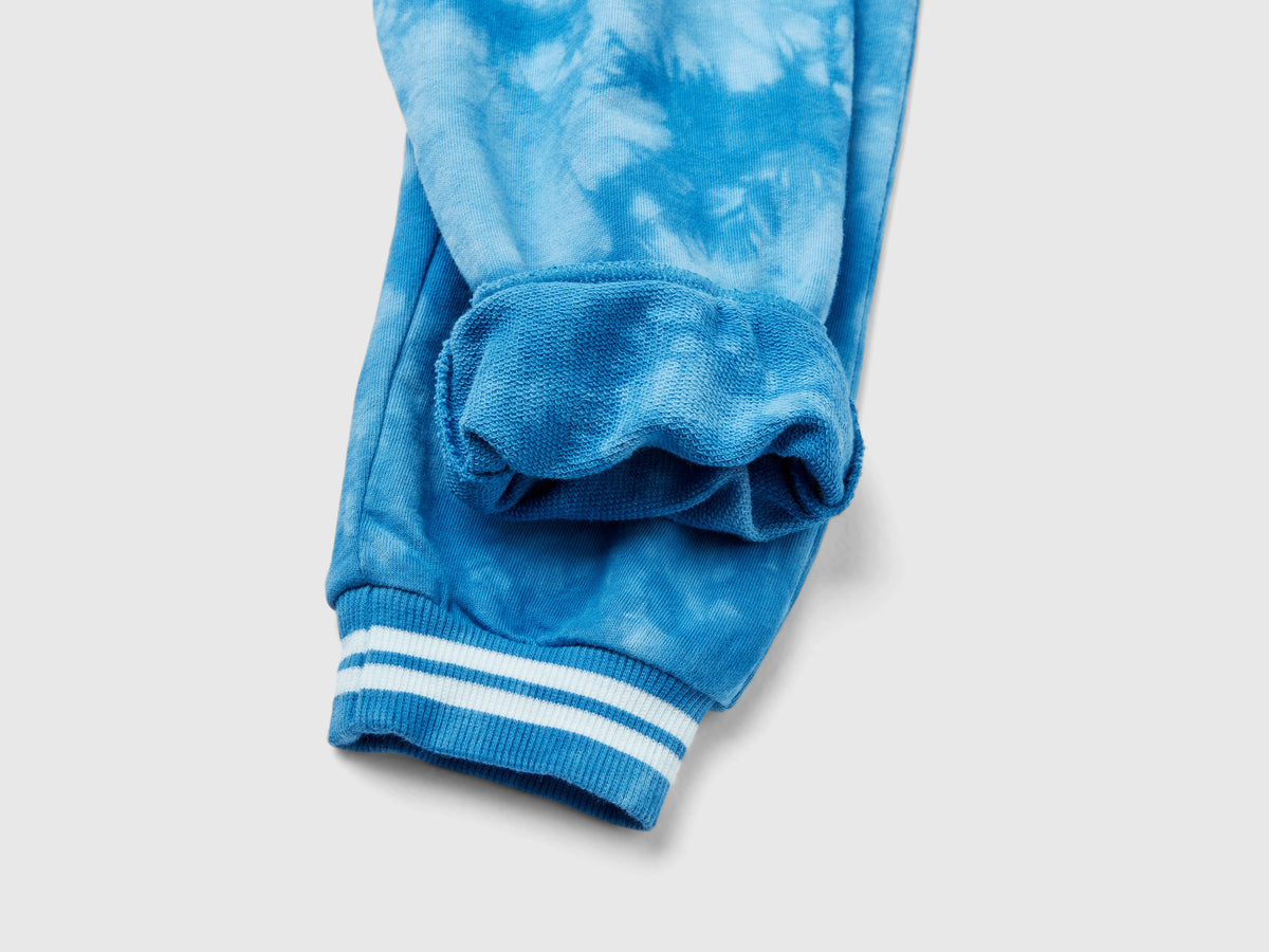 Pantaloni tye-dye in felpa