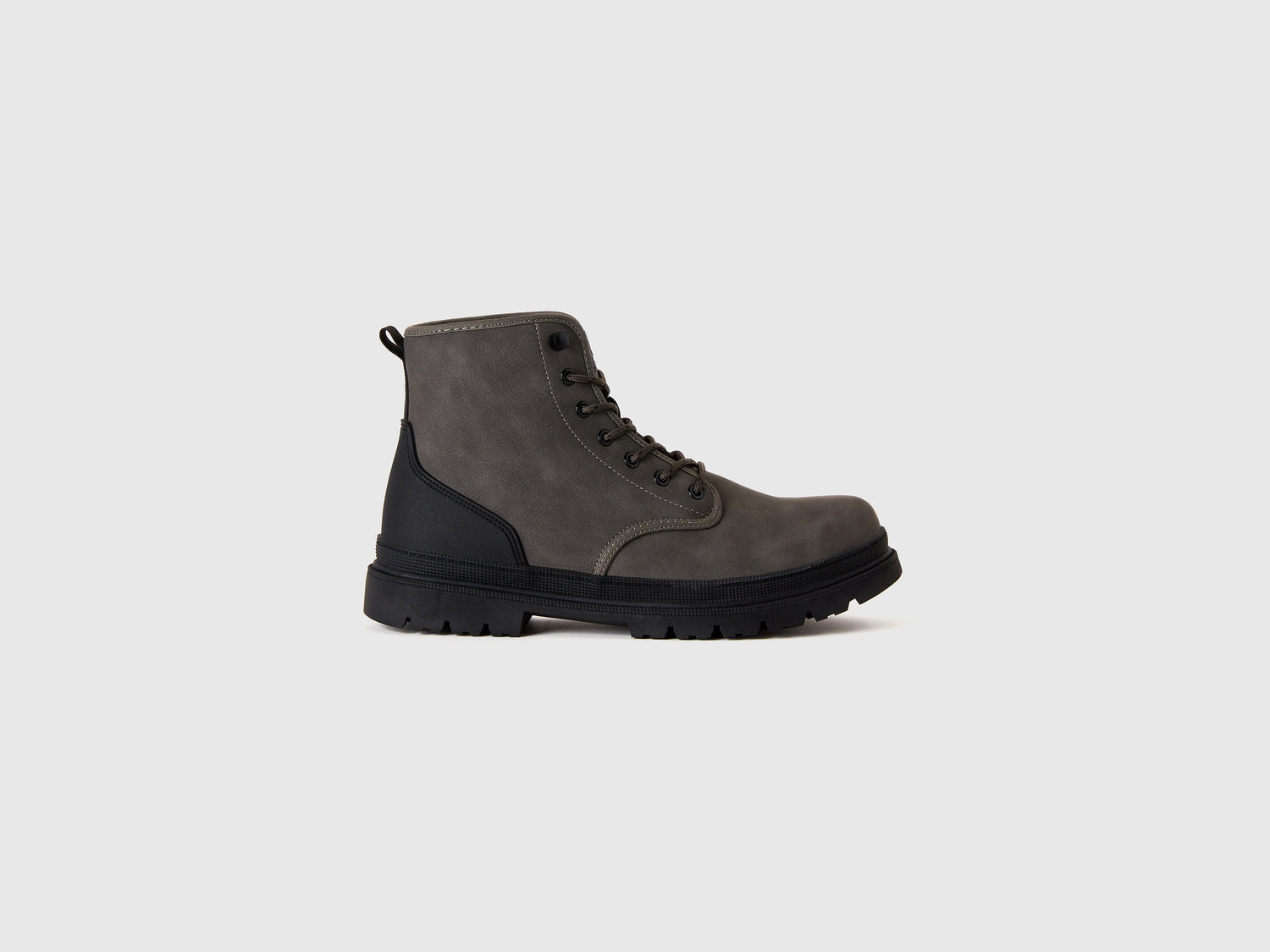 Anfibi bassi stringati da uomo nero | Benetton Outlet