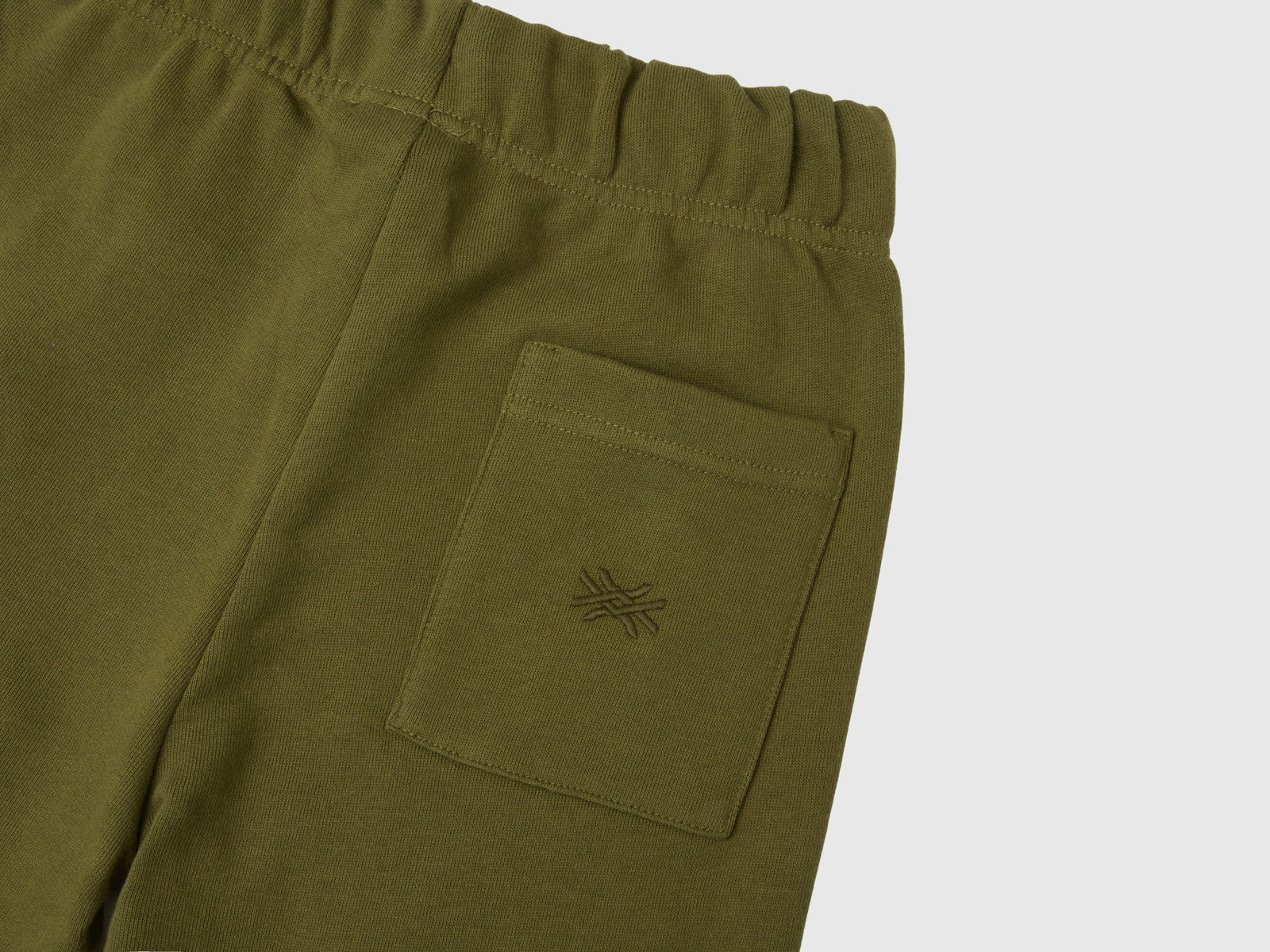 Joggers in felpa con banda rigata da bambino verde militare 2 | Benetton Outlet