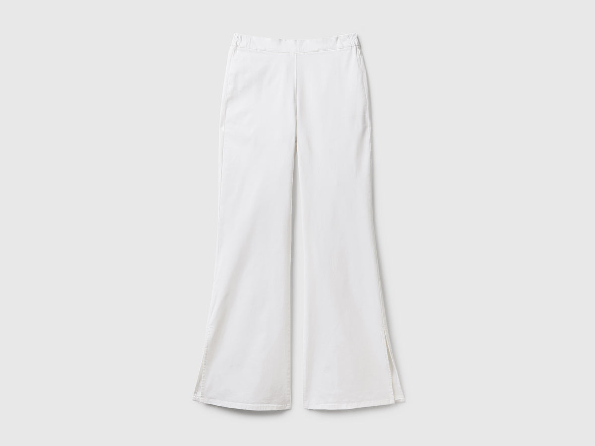 Pantaloni a zampa con spacchi