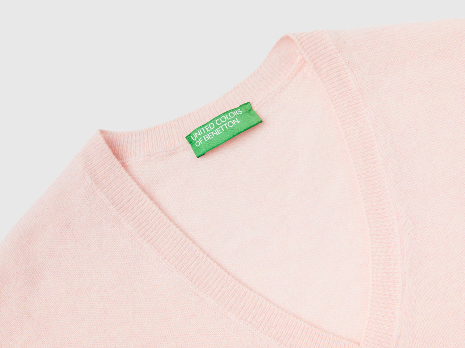 Maglia con scollo a V in pura lana Merino da donna rosa pastello 3 | Benetton Outlet