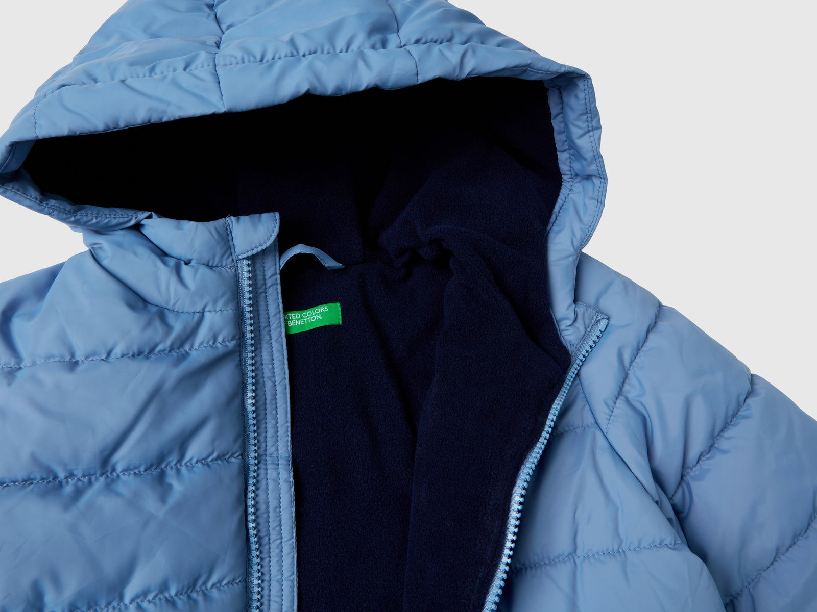 Giubbotto imbottito con cappuccio e logo da bimbo azzurro 3 | Benetton Outlet