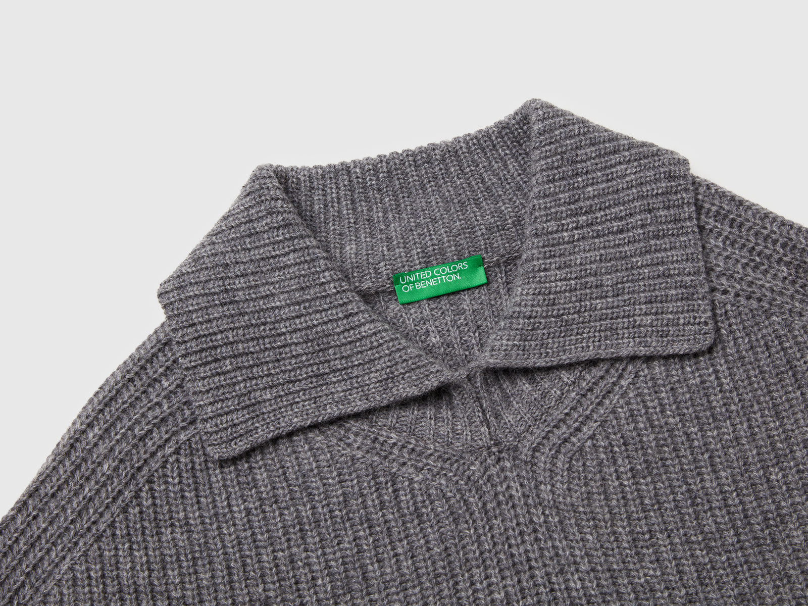 Mantella con collo alto da donna grigio scuro 3 | Benetton Outlet