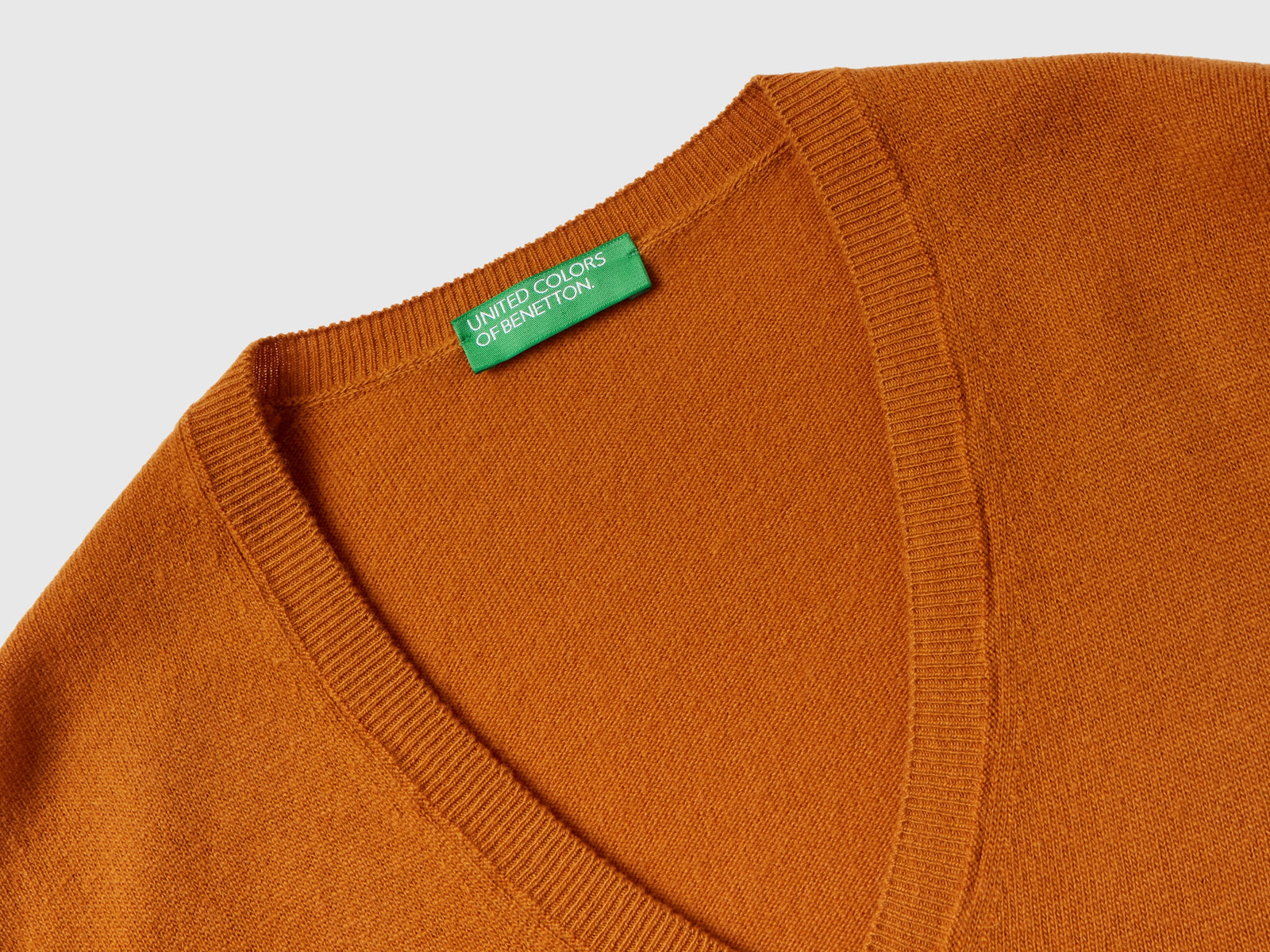 Maglia con scollo a V tabacco in pura lana Merino da donna bruciato 3 | Benetton Outlet