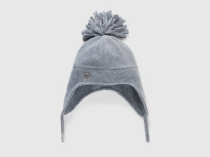 Cappello con paraorecchie e pom pom