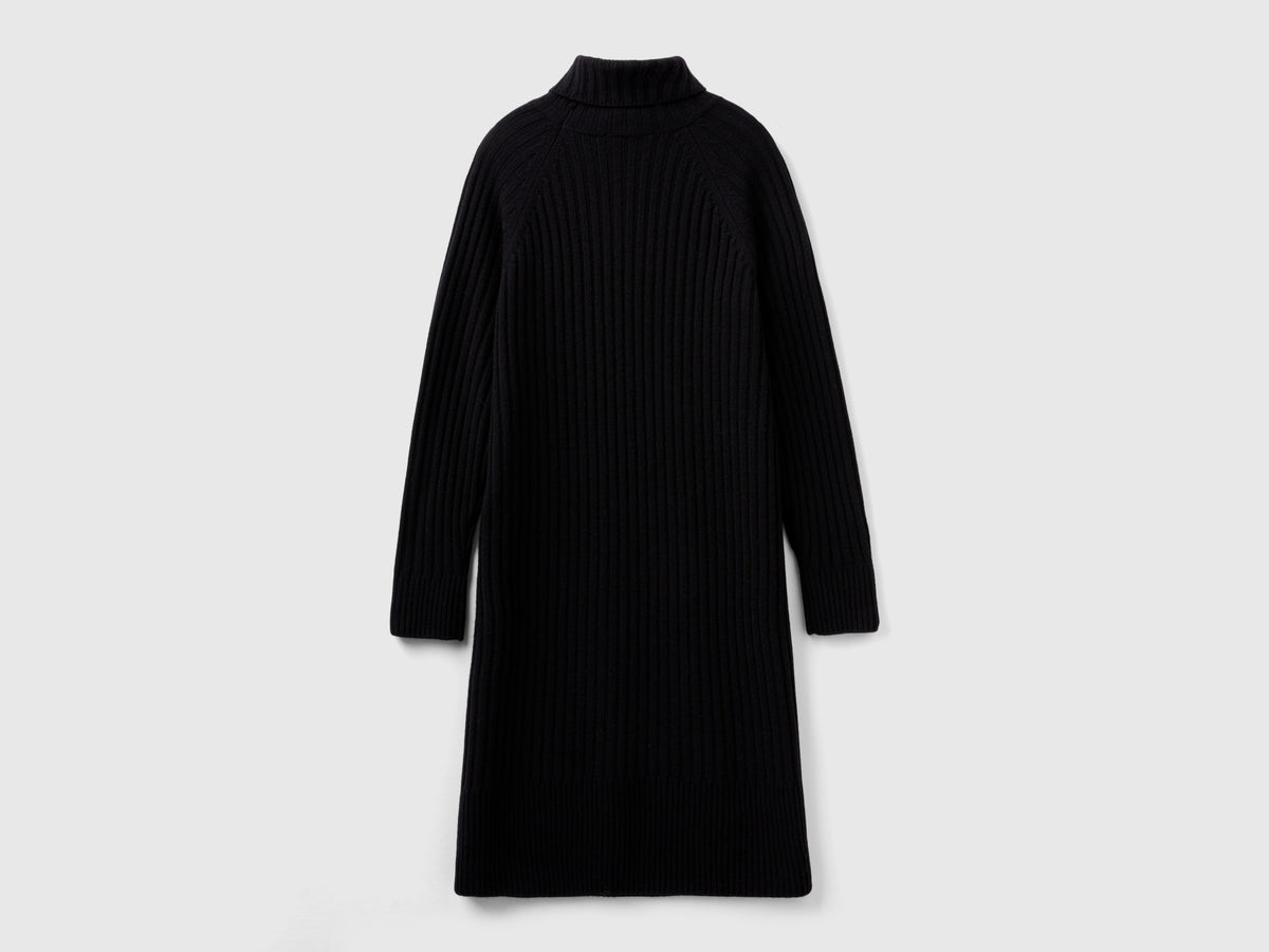 Vestito corto con collo a lupetto