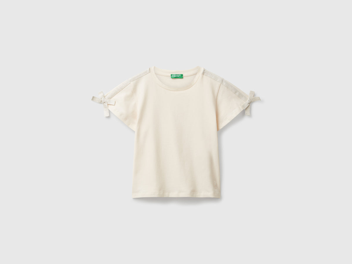 T-shirt con fiocchetti