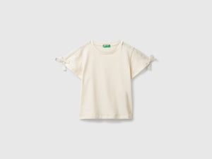 T-shirt con fiocchetti