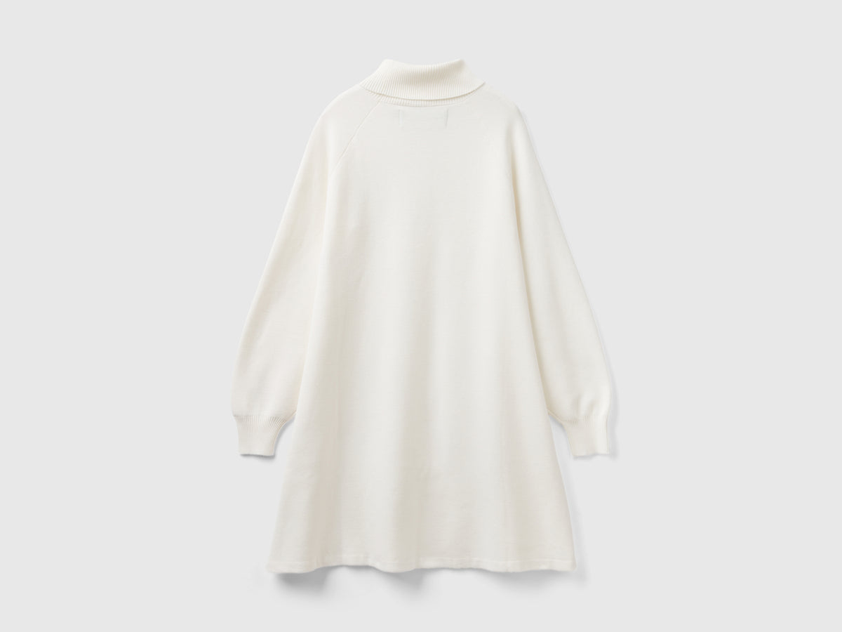 Abito in maglia con collo alto